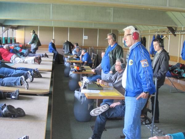 Markus überwacht den Schiessbetrieb  Markus überwacht den Schiessbetrieb