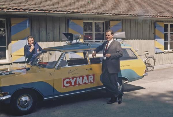 Werbung mit Lautsprecherwagen; Otto Maurer + Kurt Sommer  Werbung mit Lautsprecherwagen; Otto Maurer + Kurt Sommer